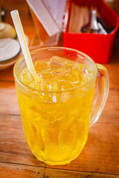 Buzlu chrysanthemum çayı şurubu ile görev yaptı..