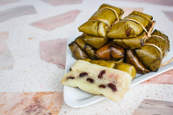 Khao Tom matta eller Khao Tom Pad, thailändska dessert gjord från banan och — Stockfoto