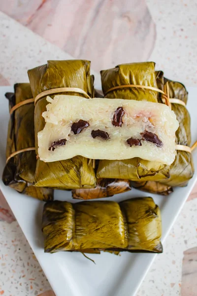 Khao Tom matta eller Khao Tom Pad, thailändska dessert gjord från banan och — Stockfoto