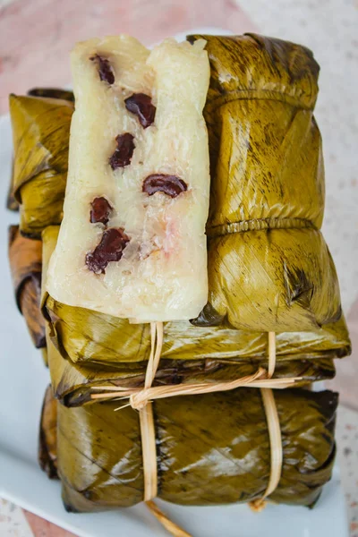 Кхао Том Мат или Кхао Том Пад, тайский десерт из банана и — стоковое фото
