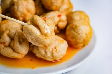 Kızarmış fishballs ve tatlı sos.