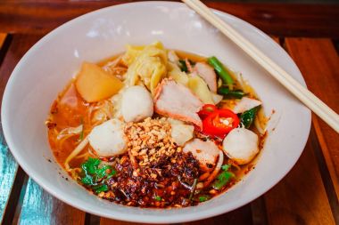 Şehriye ve mangalda kırmızı domuz ile hamur tatlısı.