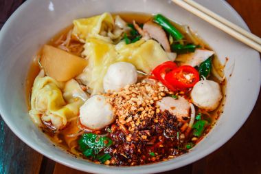 Şehriye ve mangalda kırmızı domuz ile hamur tatlısı.