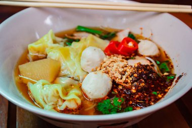 Şehriye ve mangalda kırmızı domuz ile hamur tatlısı.