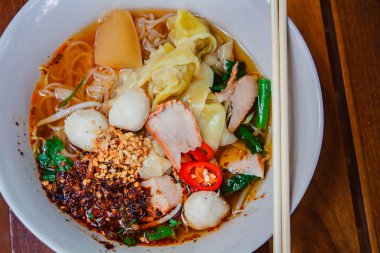 Şehriye ve mangalda kırmızı domuz ile hamur tatlısı.