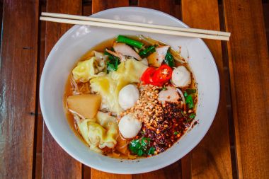 Şehriye ve mangalda kırmızı domuz ile hamur tatlısı.