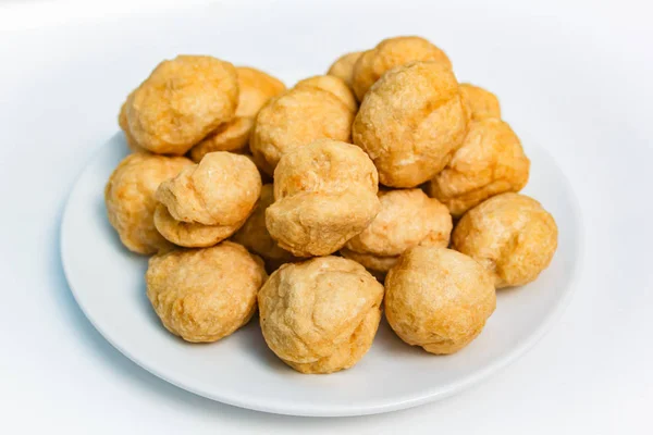 Gebakken fishballs en zoete saus. — Stockfoto