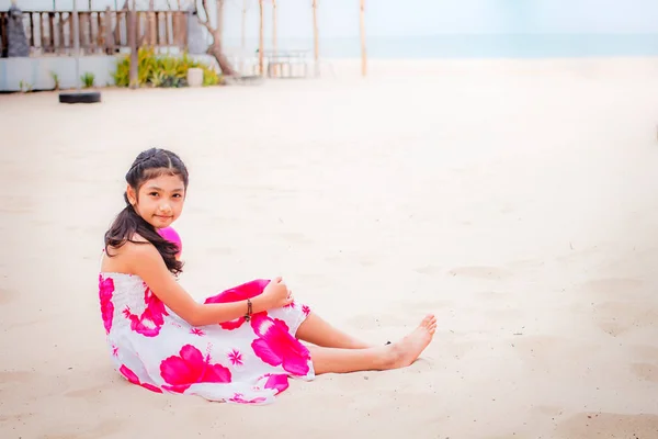 Yaz günü sahilde küçük kız. — Stok fotoğraf