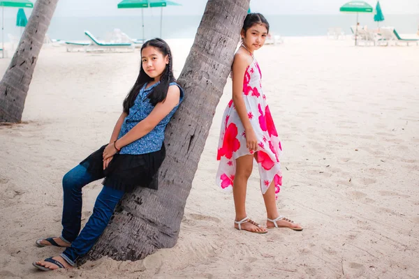 Na plaży są dwie małe dziewczynki. — Zdjęcie stockowe