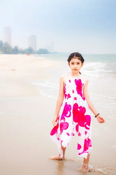 Petite fille sur la plage en journée d'été . — Photo