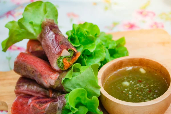 Sallad-rulle för hälsa, färska grönsaker vårrulle, ren mat. — Stockfoto