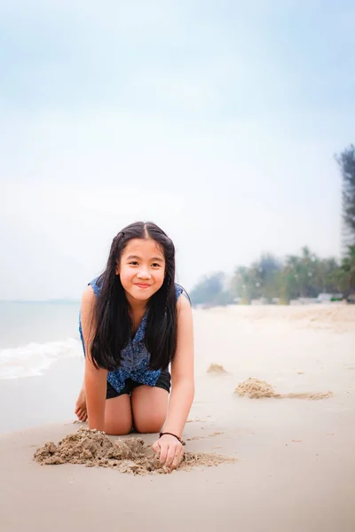 Little girl on the beach in summer day. — Stock Photo, Image