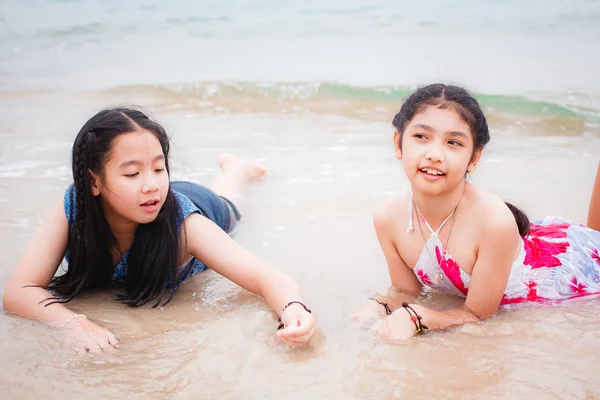 Due bambine sono sulla spiaggia . — Foto Stock