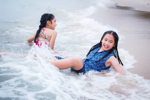 Zwei kleine Mädchen sind am Strand. — Stockfoto