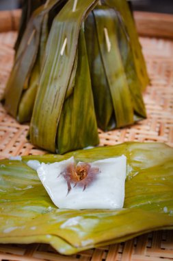 Hindistan cevizi (Tay tatlı doldurma ile buharda pişmiş un).