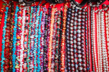 El yapımı bilezik ve kolye.