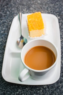 Kahve molası saat pasta ile.