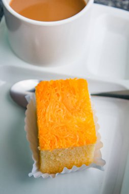 Kahve molası saat pasta ile.