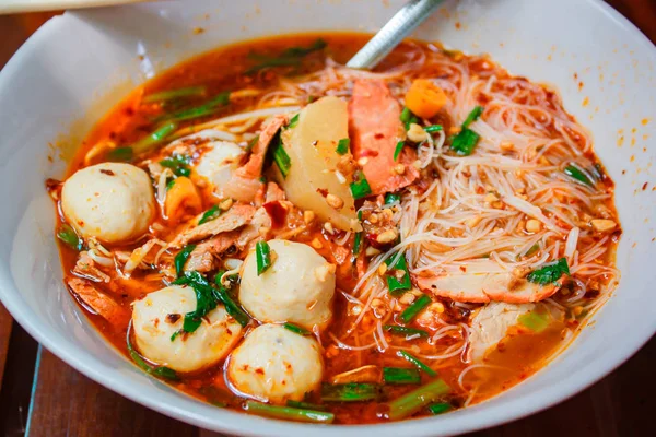 Fideos con cerdo rojo estilo tailandés . — Foto de Stock