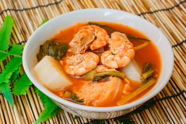 Soupe aigre avec shirm en pâte de tamarin, nourriture thaïlandaise . — Photo