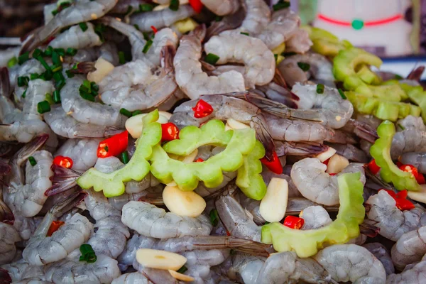 Camarão em molho de peixe no mercado comida de rua . — Fotografia de Stock