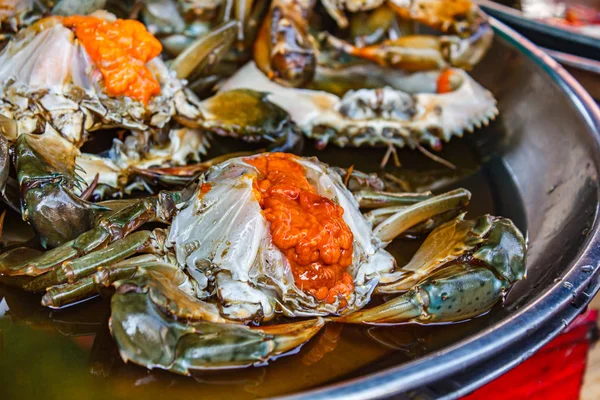 Cangrejo en salsa de pescado en el mercado de comida callejera . —  Fotos de Stock