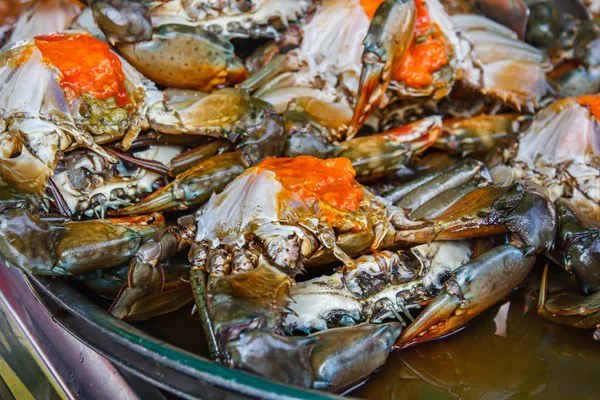 Krab v rybí omáčce na trhu pouliční jídlo. — Stock fotografie