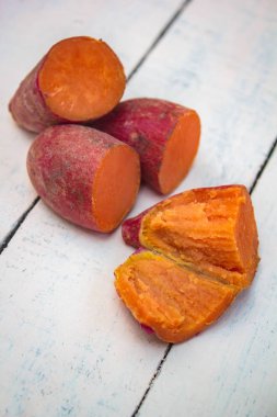 Haşlanmış organik tatlı patates..