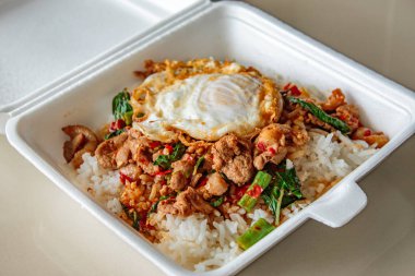 Üzerine fesleğen, kızarmış tavuk ve sahanda yumurta..