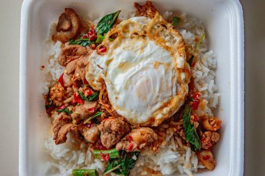 Üzerine fesleğen, kızarmış tavuk ve sahanda yumurta..