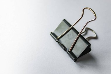 Beyaz kağıda siyah ataç, ofis malzemeleri..