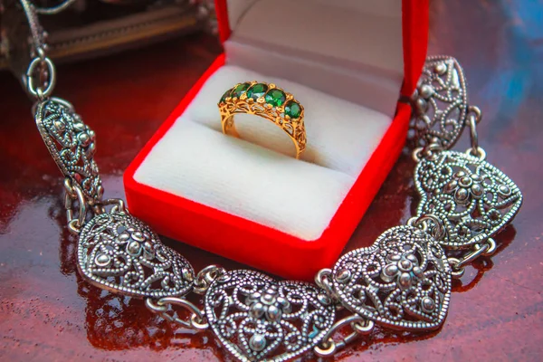 グリーンサファイアリングゴールド 宝石タイスタイル — ストック写真