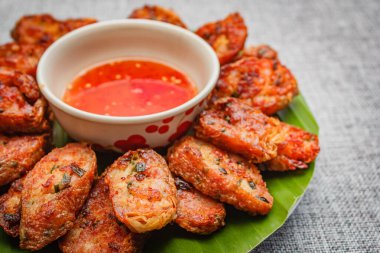 Kızarmış karides ve domuz etli börek, Çin yemeği tarzı..