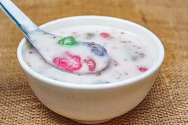 Hindistan cevizi sütüyle kaynatılmış un, susamlı (Krong Krang), Tayland geleneksel tatlısıdır..