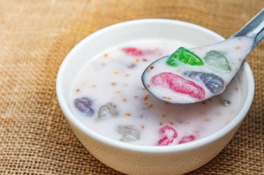 Hindistan cevizi sütüyle kaynatılmış un, susamlı (Krong Krang), Tayland geleneksel tatlısıdır..