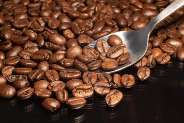 Kavrulmuş espresso, kaşık kapaklı kahve çekirdekleri.