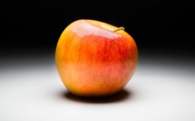 beyaz zemin üzerine kırmızı sarı elma 