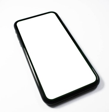 Beyaz arkaplanda boş beyaz ekranlı cep telefonu