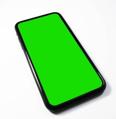 Beyaz arkaplanda boş yeşil ekranlı cep telefonu