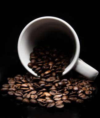 Kahve çekirdekli beyaz fincan.