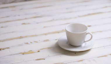 boş beyaz kahve fincanı beyaz ahşap bir masada boş bir fincan