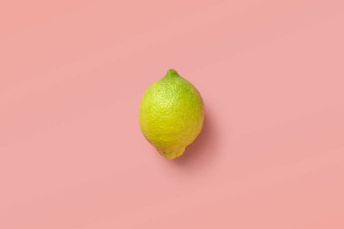 Sarı arka planda bir dilim limon. Pembe arka planda bir parça limon. Sarı limon. kireç