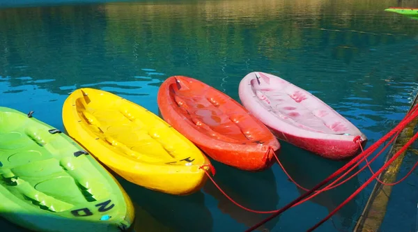 Multicolored Boats Blue Green Yellow Red Colors Water Sports Tied — Stock Photo, Image