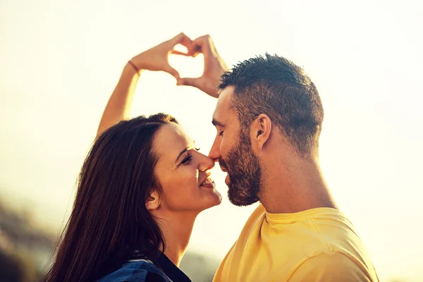 Pareja enjoynig fuera —  Fotos de Stock