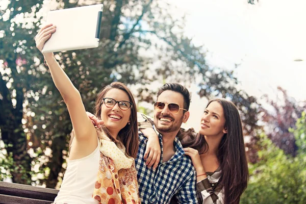 Amigos disfrutando afuera — Foto de Stock