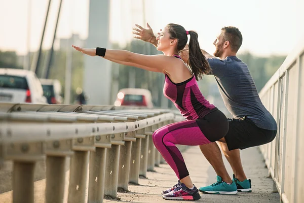 Faire de l'exercice à l'extérieur. Couple heureux . — Photo