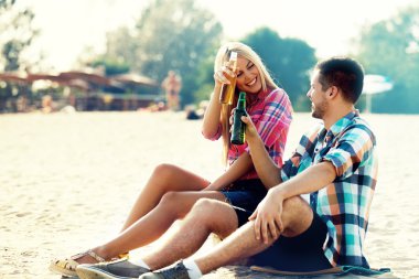 Sahilde eğleniyorum.