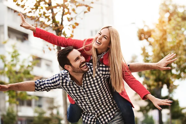 Pareja disfrutando afuera — Foto de Stock