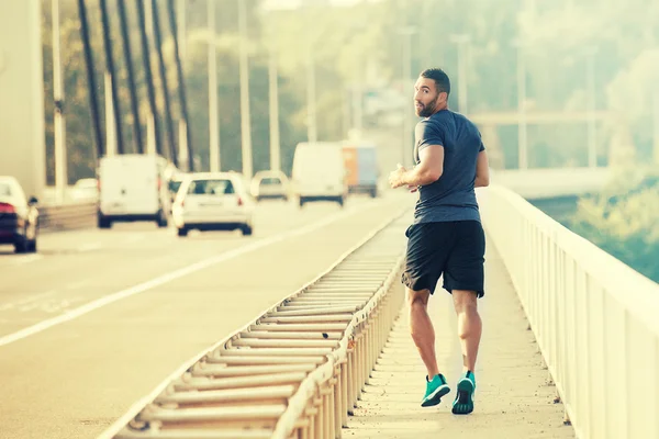 Corriendo sobre el puente —  Fotos de Stock