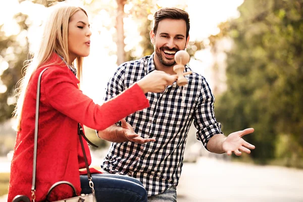 Par njuter av utanför — Stockfoto